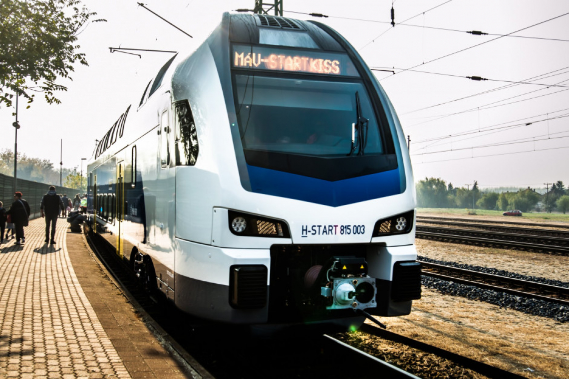 Emeletes vonatok Fehérváron, villamosítják a pusztaszabolcsi, komáromi vonalakat